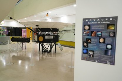 Museo de La Ciencia. Maqueta a tamaño real de una de las sondas espaciales Voyager.