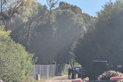 Momento en el que Óscar, el primero de la derecha, sale de su coche en presencia de dos guardias civiles.