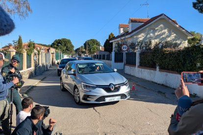 La Guardia Civil registra ya la antigua vivienda de Óscar tras aparecer el zulo oculto.