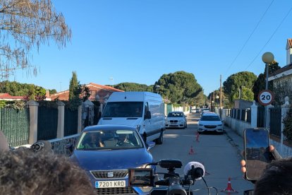 La Guardia Civil registra ya la antigua vivienda de Óscar tras aparecer el zulo oculto.