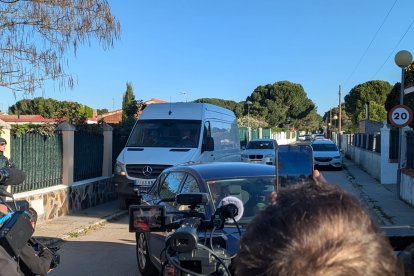 La Guardia Civil registra ya la antigua vivienda de Óscar tras aparecer el zulo oculto.