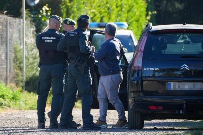 Momento en el que el acusado Óscar sale de su coche para acceder a la que fuera su casa en Traspinedo