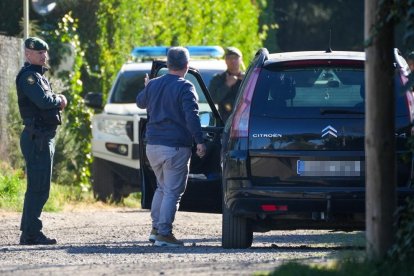 Momento en el que el acusado Óscar sale de su coche para acceder a la que fuera su casa en Traspinedo