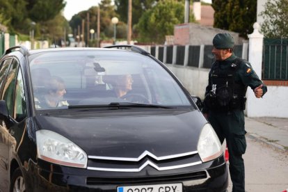 Un momento del segundo día de registro el antiguo chalé de Óscar en Traspinedo.