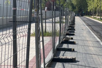 Las vallas impiden el paso de peatones y el aparcamiento de vehículos.