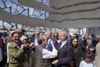 El alcalde de Valladolid, Jesús Julio Carnero, inaugura la plaza León de la Riva junto al exalcalde, en la Ciudad de la Comunicación.