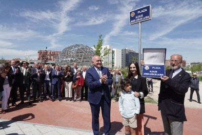 El alcalde de Valladolid, Jesús Julio Carnero, inaugura la plaza León de la Riva junto al exalcalde, en la Ciudad de la Comunicación.