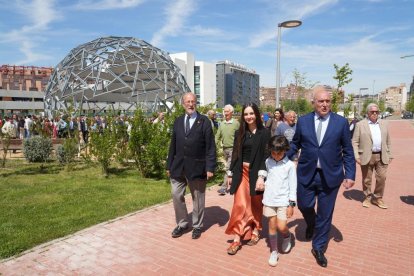 El alcalde de Valladolid, Jesús Julio Carnero, inaugura la plaza León de la Riva junto al exalcalde, en la Ciudad de la Comunicación