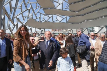 El alcalde de Valladolid, Jesús Julio Carnero, inaugura la plaza León de la Riva junto al exalcalde, en la Ciudad de la Comunicación