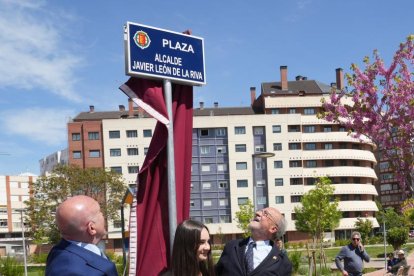 El alcalde de Valladolid, Jesús Julio Carnero, inaugura la plaza León de la Riva junto al exalcalde, en la Ciudad de la Comunicación
