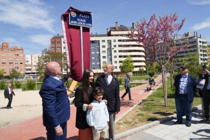 El alcalde de Valladolid, Jesús Julio Carnero, inaugura la plaza León de la Riva junto al exalcalde, en la Ciudad de la Comunicación