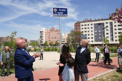 El alcalde de Valladolid, Jesús Julio Carnero, inaugura la plaza León de la Riva junto al exalcalde, en la Ciudad de la Comunicación