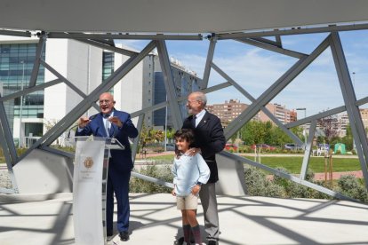 El alcalde de Valladolid, Jesús Julio Carnero, inaugura la plaza León de la Riva junto al exalcalde, en la Ciudad de la Comunicación