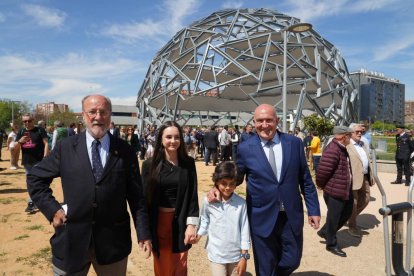 El alcalde de Valladolid, Jesús Julio Carnero, inaugura la plaza León de la Riva junto al exalcalde, en la Ciudad de la Comunicación