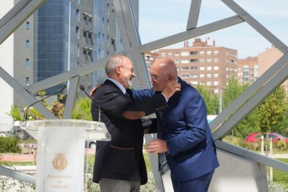 El alcalde de Valladolid, Jesús Julio Carnero, inaugura la plaza León de la Riva junto al exalcalde, en la Ciudad de la Comunicación