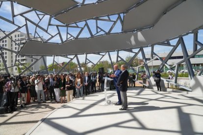 El alcalde de Valladolid, Jesús Julio Carnero, inaugura la plaza León de la Riva junto al exalcalde, en la Ciudad de la Comunicación