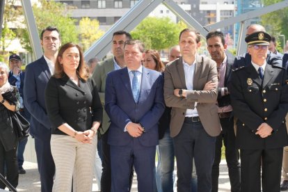 El alcalde de Valladolid, Jesús Julio Carnero, inaugura la plaza León de la Riva junto al exalcalde, en la Ciudad de la Comunicación