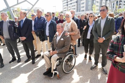 El alcalde de Valladolid, Jesús Julio Carnero, inaugura la plaza León de la Riva junto al exalcalde, en la Ciudad de la Comunicación