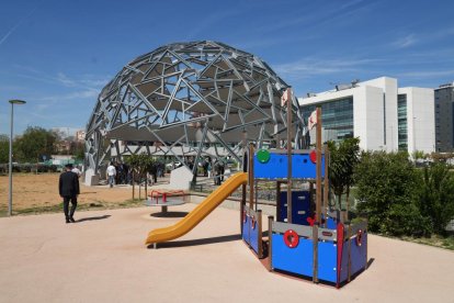 El alcalde de Valladolid, Jesús Julio Carnero, inaugura la plaza León de la Riva junto al exalcalde, en la Ciudad de la Comunicación