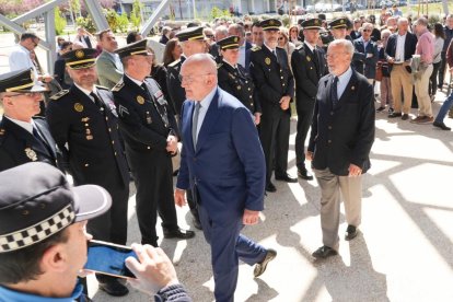 El alcalde de Valladolid, Jesús Julio Carnero, inaugura la plaza León de la Riva junto al exalcalde, en la Ciudad de la Comunicación