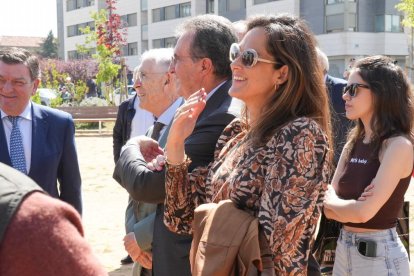 El alcalde de Valladolid, Jesús Julio Carnero, inaugura la plaza León de la Riva junto al exalcalde, en la Ciudad de la Comunicación