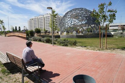 El alcalde de Valladolid, Jesús Julio Carnero, inaugura la plaza León de la Riva junto al exalcalde, en la Ciudad de la Comunicación