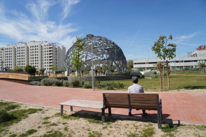 El alcalde de Valladolid, Jesús Julio Carnero, inaugura la plaza León de la Riva junto al exalcalde, en la Ciudad de la Comunicación