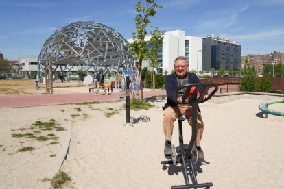 El alcalde de Valladolid, Jesús Julio Carnero, inaugura la plaza León de la Riva junto al exalcalde, en la Ciudad de la Comunicación