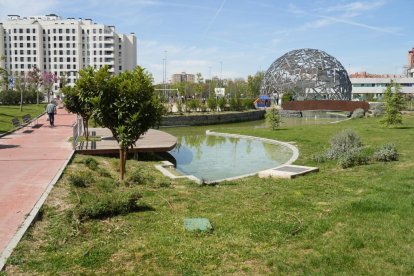 El alcalde de Valladolid, Jesús Julio Carnero, inaugura la plaza León de la Riva junto al exalcalde, en la Ciudad de la Comunicación
