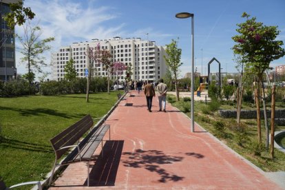 El alcalde de Valladolid, Jesús Julio Carnero, inaugura la plaza León de la Riva junto al exalcalde, en la Ciudad de la Comunicación