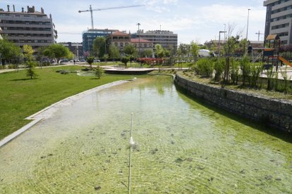 El alcalde de Valladolid, Jesús Julio Carnero, inaugura la plaza León de la Riva junto al exalcalde, en la Ciudad de la Comunicación