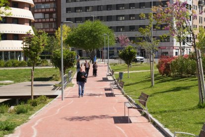 El alcalde de Valladolid, Jesús Julio Carnero, inaugura la plaza León de la Riva junto al exalcalde, en la Ciudad de la Comunicación