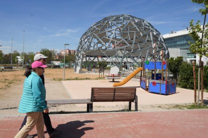 El alcalde de Valladolid, Jesús Julio Carnero, inaugura la plaza León de la Riva junto al exalcalde, en la Ciudad de la Comunicación