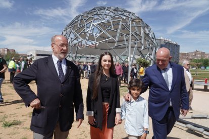 El alcalde de Valladolid, Jesús Julio Carnero, inaugura la plaza León de la Riva junto al exalcalde, en la Ciudad de la Comunicación