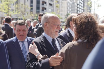 El alcalde de Valladolid, Jesús Julio Carnero, inaugura la plaza León de la Riva junto al exalcalde, en la Ciudad de la Comunicación