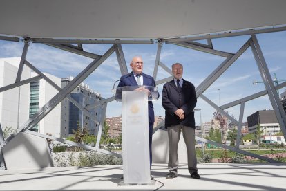 El alcalde de Valladolid, Jesús Julio Carnero, inaugura la plaza León de la Riva junto al exalcalde, en la Ciudad de la Comunicación