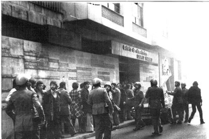 Agentes de orden público y manifestantes a la entrada de Galerías de alimentación López Gómez en 1976