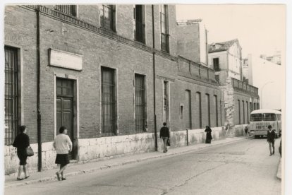 Calle López Gómez con peatones y autobús al fondo en los años 70