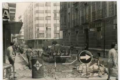 Obras de pavimentación de la calle López Gómez en 1971
