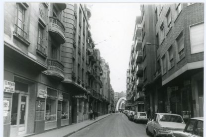 Vista de la calle López Gómez en los años 80, con la iglesia de Nuestra Señora Reina de la Paz al fondo
