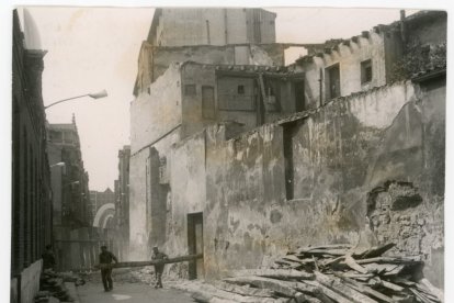Desmontaje de un edificio en la calle López Gómez en los 70