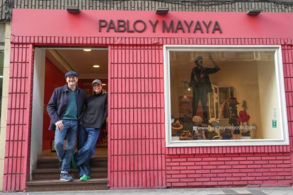 Pablo y Mayaya, sombrereros, en la entrada de su tienda taller. En el número 7