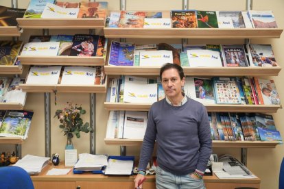 Alberto Castrillo, director de la agencia de viajes Azul, en el número 5.