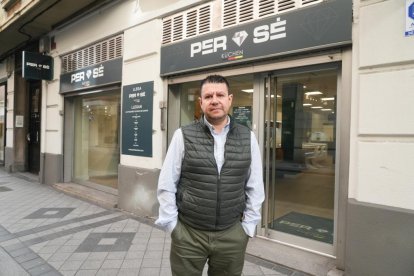 César de Castro, gerente de la tienda de cocinas Per Sé Küchen, en el número 20.