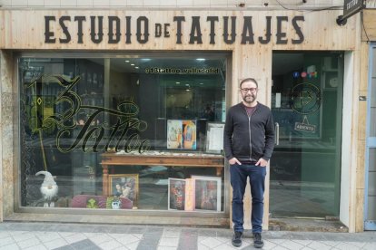César Ciruelos, dueño del estudio de tatuajes Trece Tattoo, en el número 30