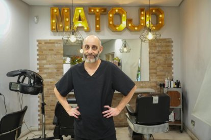 Eduardo Cimas, dueño de la peluquería Cari Q Pelos, en el número 24