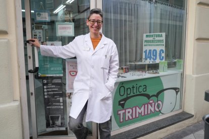 Noemí del Río, dueña de la óptica Trimiño, en el número 22