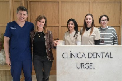 Ricardo, María, Marina, Irene y Natalia, equipo de la clínica dental Urgel, en el número 22