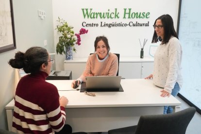 María Gutiérrez con Judith Peña de la academia Warwick House.