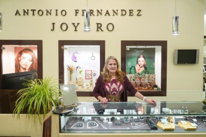 María Jesús González, dueña de la joyería Antonio Fernández, en el número 18.